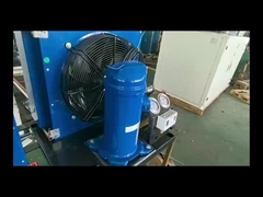 Il pavimento di deposito freddo bagnato e ghiacciato?